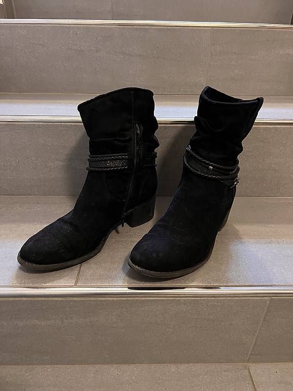 Scarpe da donna: Stiefelette Damen schwarz GR 41 – Usato da Saas im Prättigau venduto da cla_289l