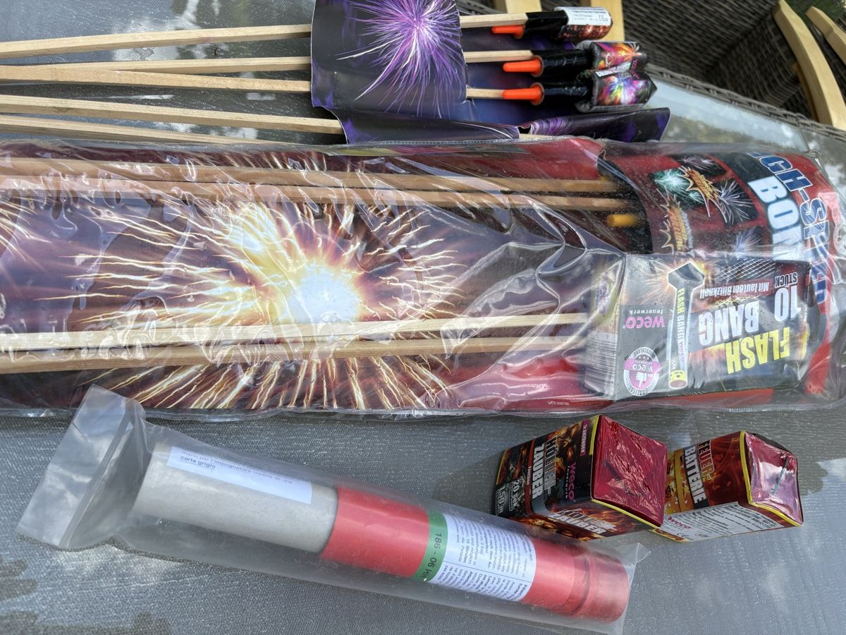 Spielzeuge: Grosses Feuerwerk-Set – Gebraucht aus Zürich von Orionos