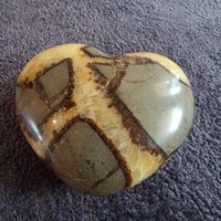 🟤 Septaria naturelle – cœur poli – Madagascar