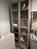 Hohe Vitrine mit Glastüren in Taupe  199 x 80 cm