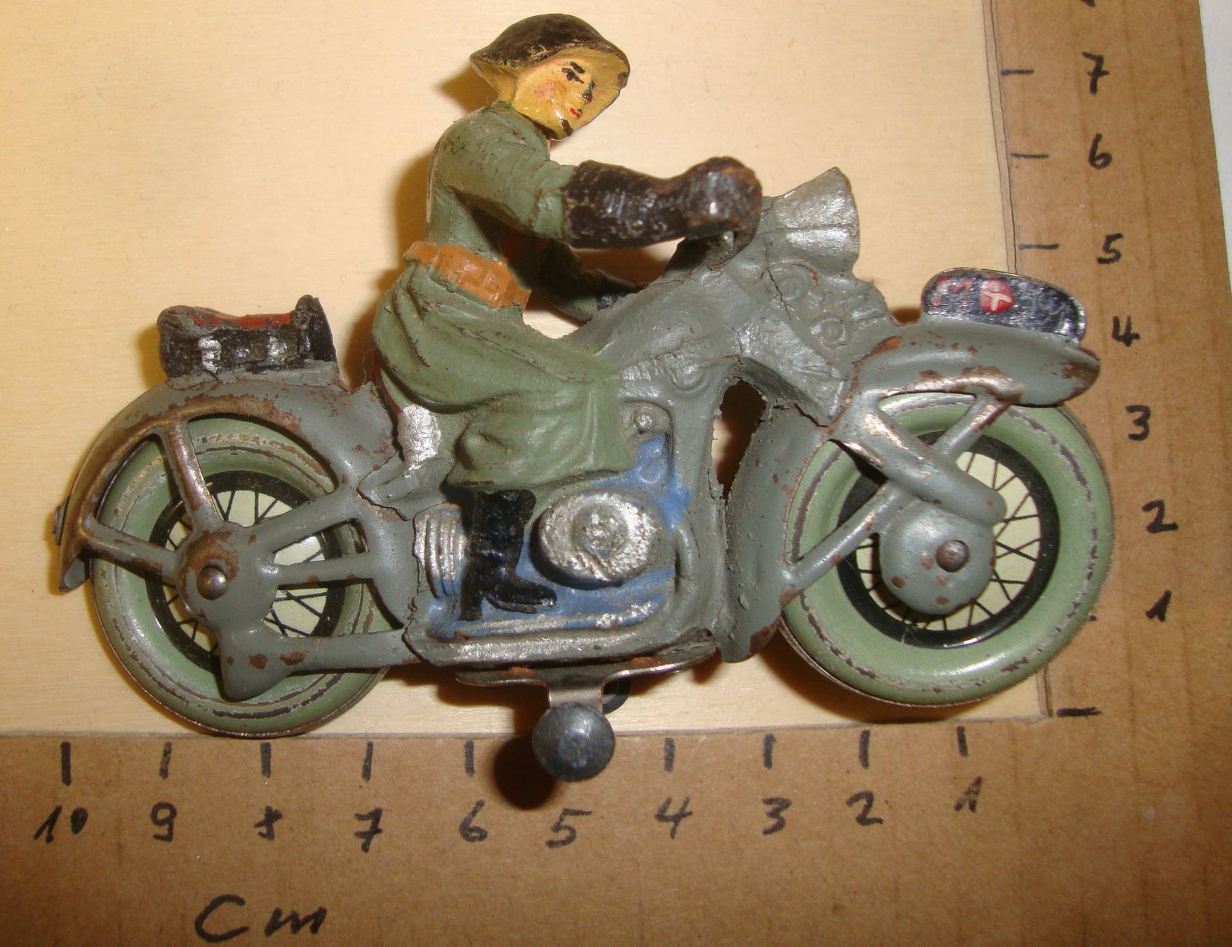 Spielzeuge: Motorradfahrer 2.WK, Soldat, Elastolin? und Blech Kradfahrer – Gebraucht aus Winterthur von halle07 5