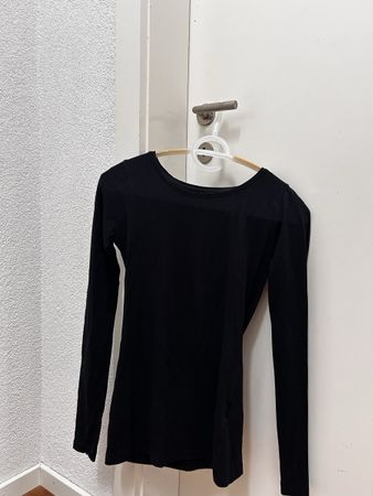 Schwarzes Langarmshirt