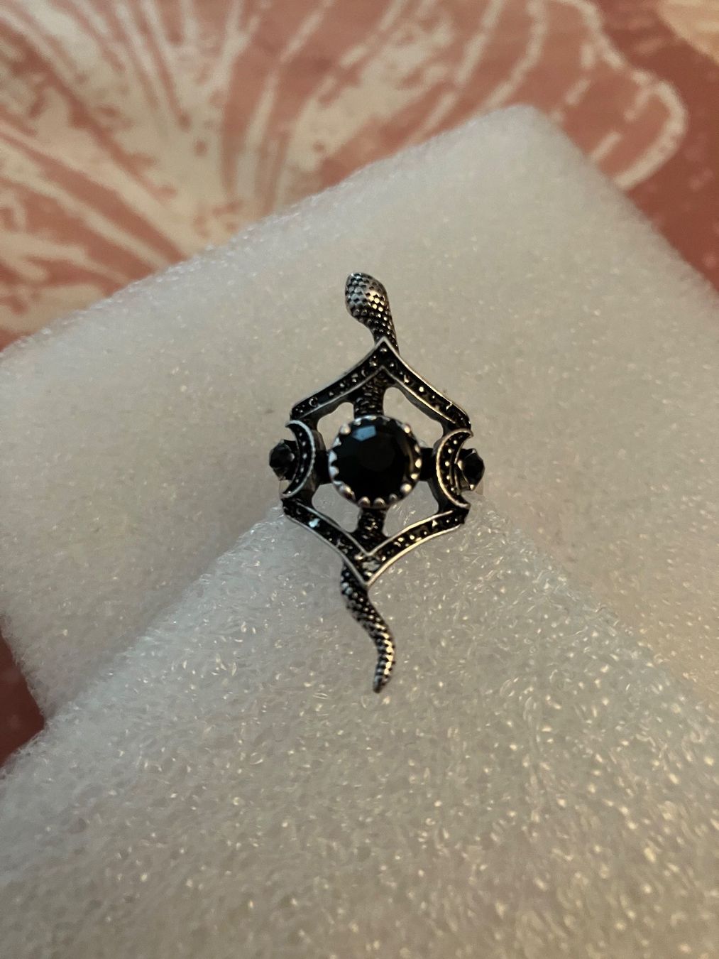 Ringe: schöner silberfarbener Schlangenring, schwarze Steine, – Neu (gemäss Beschreibung) aus Affoltern am Albis von Dlotti