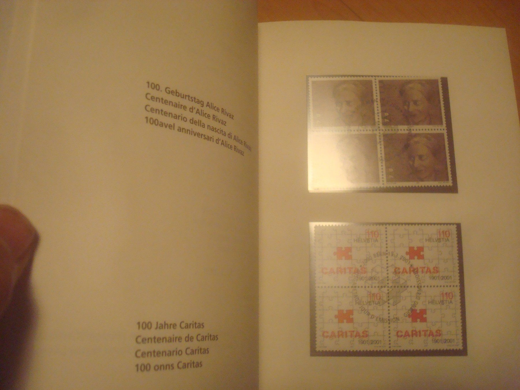 Tutti i francobolli: CH 2001 Jahresbuch mit Halbmond Stempel – Usato da Gordola venduto da Polentaefung 2