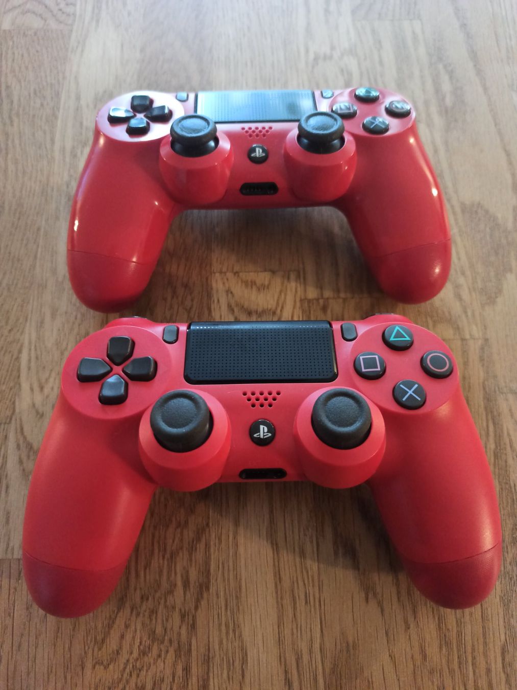 Controller: 2 x Original Controller Sony PS4 Wireless DualShock 4 V2 rot – Usato da Oberweningen venduto da mar_87mx 1