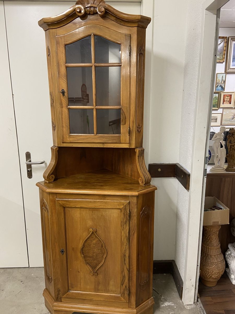 Vitrines: Alte Eckvitrinenschrank Nussbaumholz geschnitzt – D'occasion à Dietikon par brocki-eyra 8