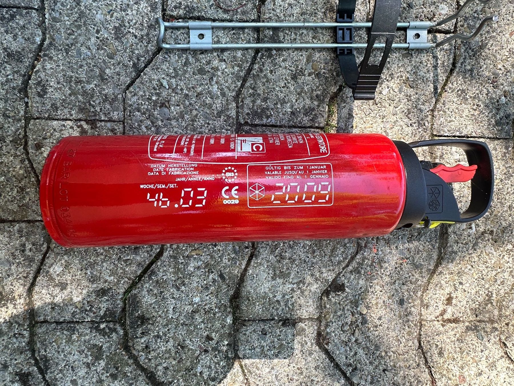 Estintori: Feuerlöscher 2 kg Pulver – Difettoso da Stallikon venduto da Rsiri 4