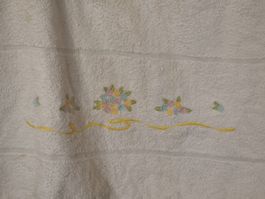 Süsses Frottetuch mit Blumen-Stickerei 115 x 155 🧸🌷