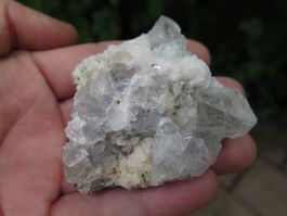 Klarer Fluorit mit weissem Calcit und Pyrit von Peru