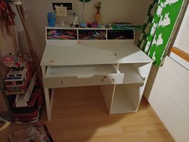 kleines Kinderpult und Kinderstuhl