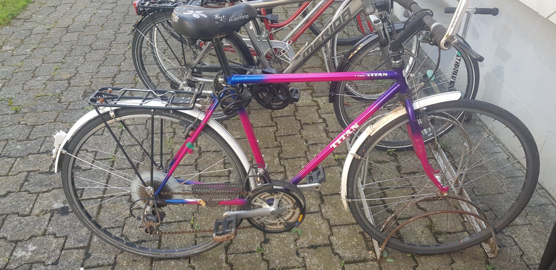 Titan Velos: Fahrrad Titan Velo Retro Neonfarben – Defekt aus Wattenwil von louber