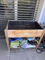 Hochbeet aus Holz mit Ablage