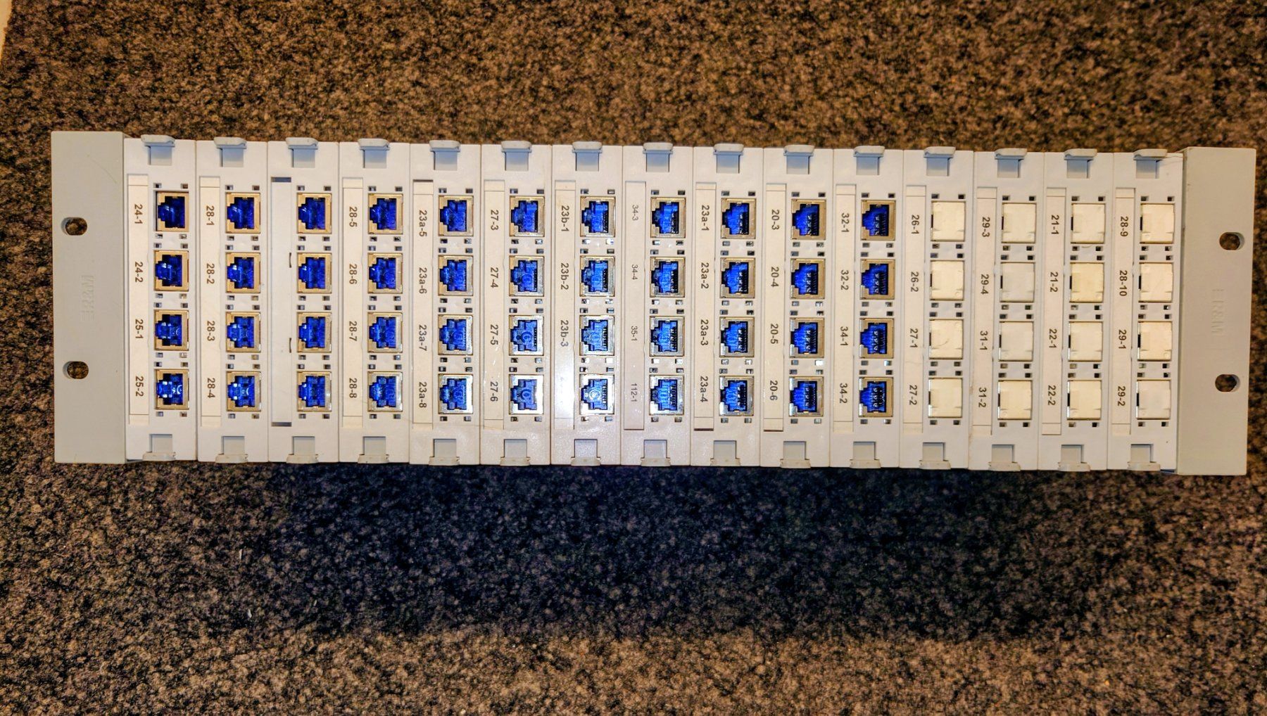 Racks & Ständer: Reichle & De-Massari Global Patchpanel 19". 60 x Kat. 6 RJ45 – Gebraucht aus Zürich von Rst7 1