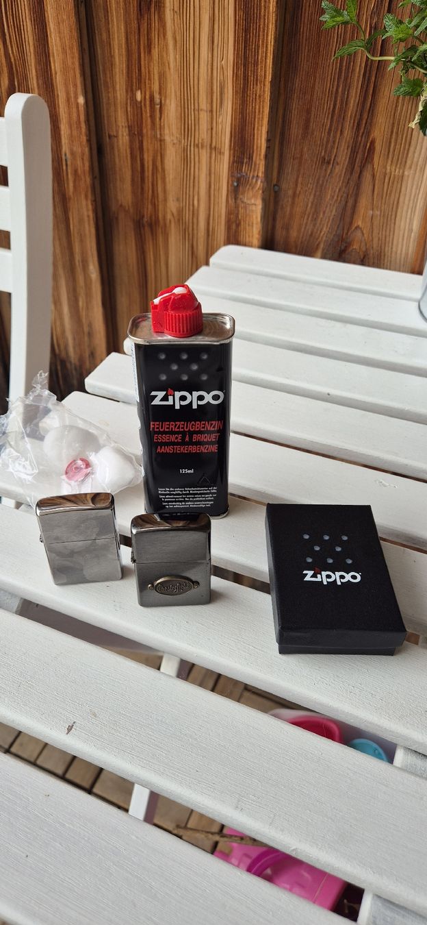 Zippo Accendini: 2 Zippo Feuerzeug Chesterfield – Usato da Hofstetten SO venduto da IgorMarijak