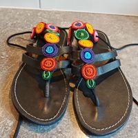 andales noires en cuir perlees