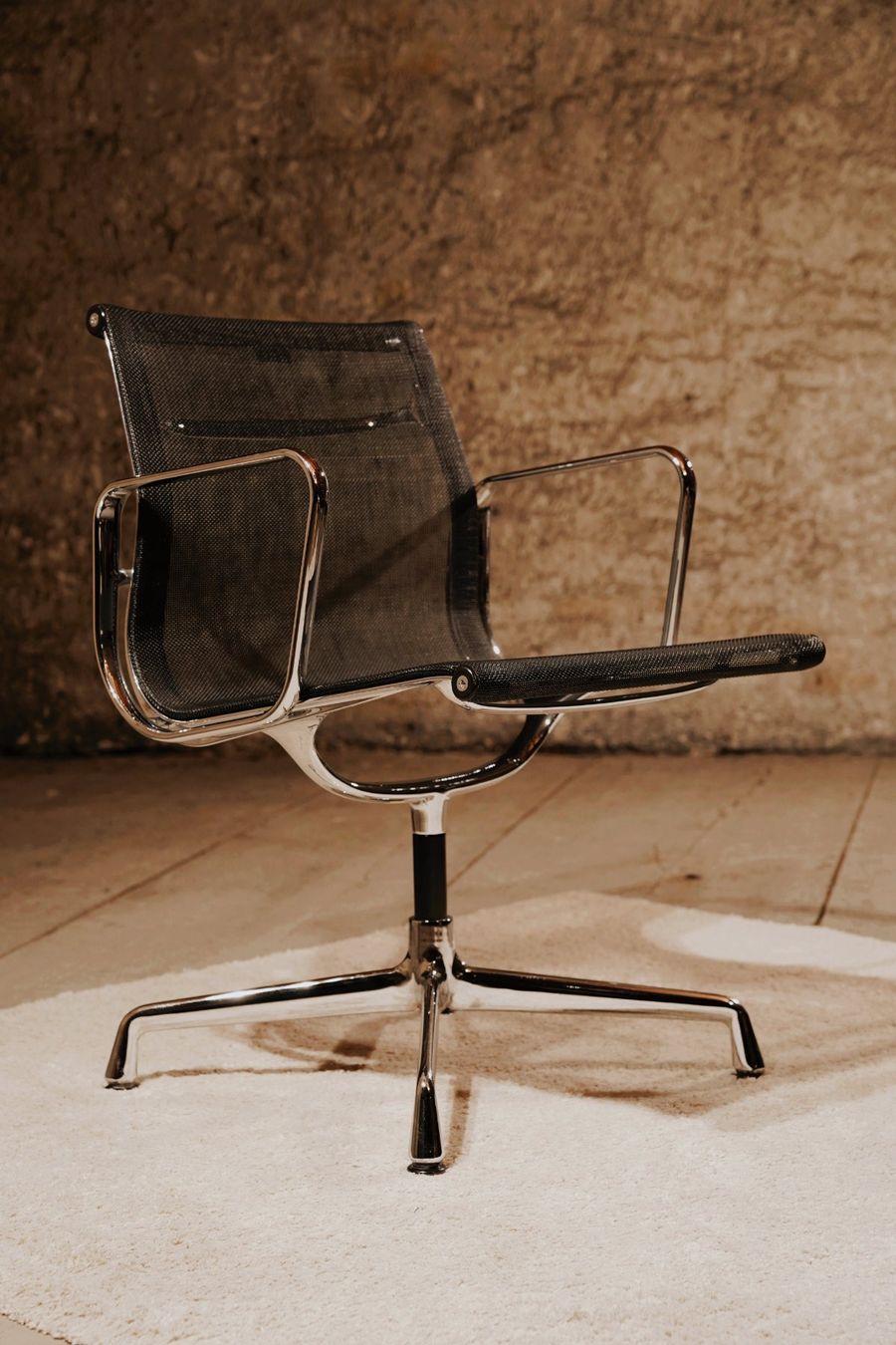Vitra Sedie: VITRA - EA 107 - Aluminium Chair - Eames Designklassiker – Usato da Biel/Bienne venduto da 33drei 9