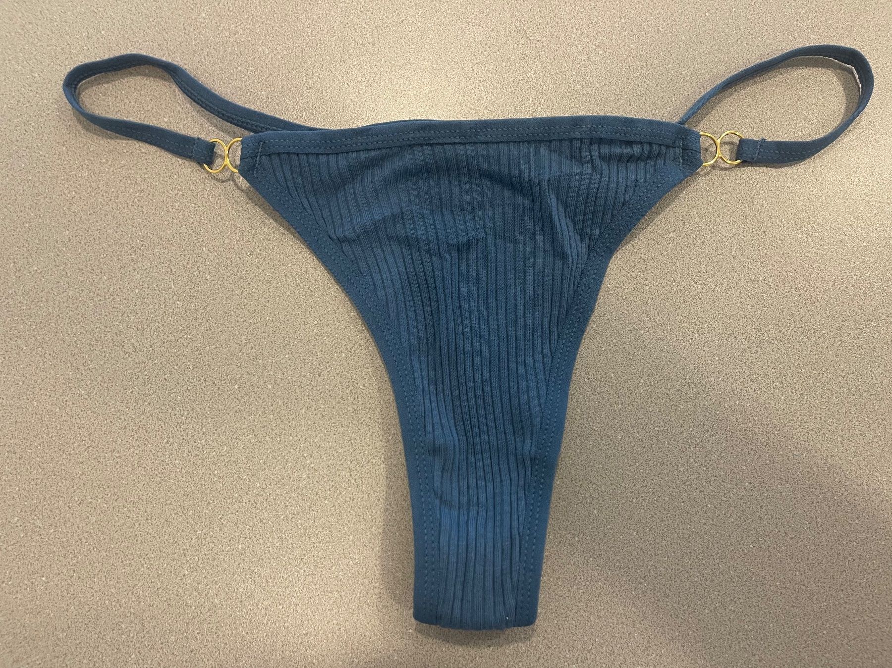 Sonstige Unterwäsche: Neuer String Tanga, Grösse L – Neu und originalverpackt aus Wohlen AG von abaci