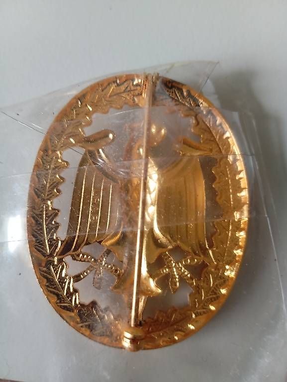 Plaquettes & Badges: Abzeichen Adler Eichenlaub Lorbeerkranz Goldfarben – D'occasion à Basel par Petergunn 1