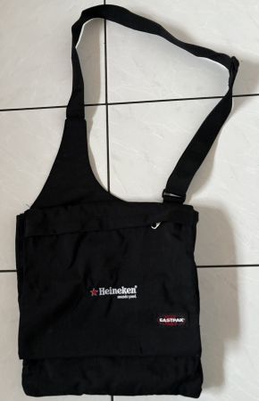 Umhängetasche von Eastpak mit Heineken-Logo