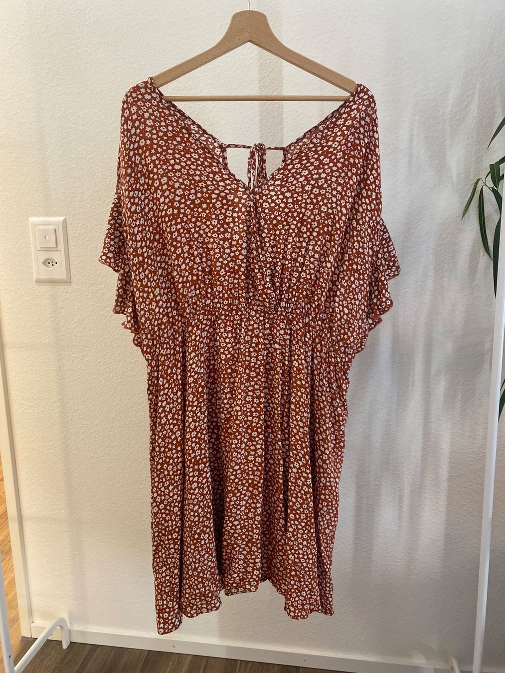Shein Robes: Kleid leicht mit Blumenmuster Gr. 5XL / Gr. 48 – D'occasion à Pratteln par a23_j2gs