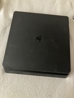 PlayStation 4 mit 2 Controllern und Spielen