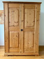 Holzschrank
