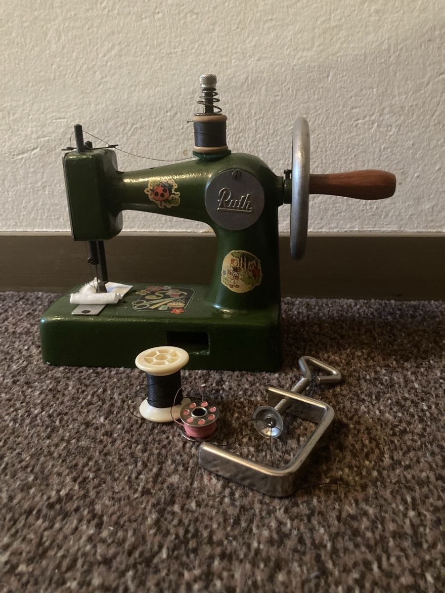 Kleine mechanische Nähmaschine, Handbetrieb (Gebraucht) in Lausen für ...
