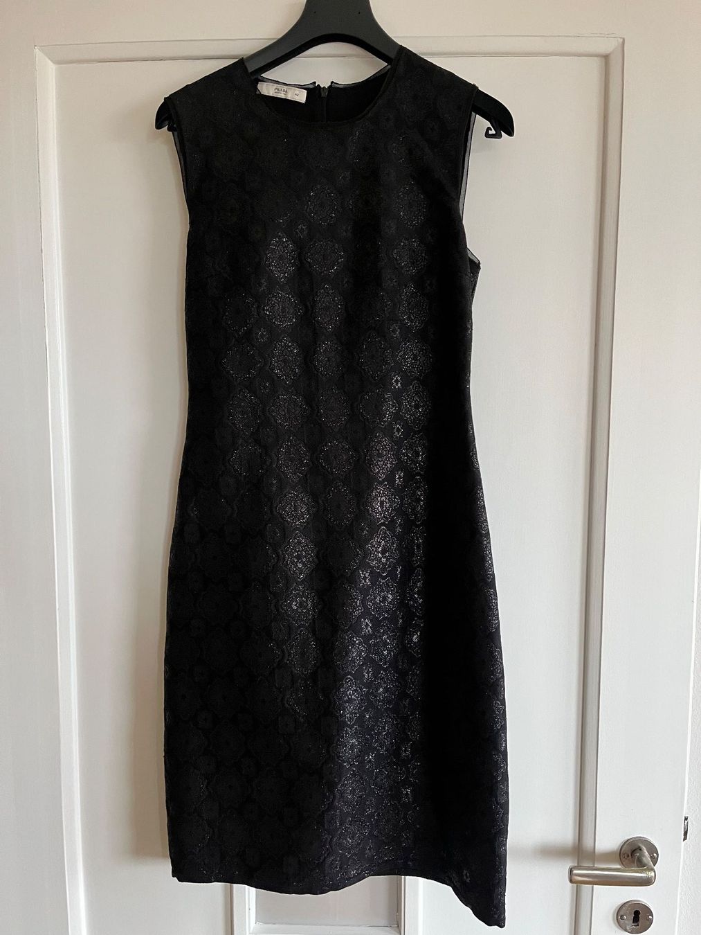 Prada Vestiti: Elegantes Prada Kleid Gr. ITAL 42 schwarz – Usato da St. Gallen venduto da Miss_Jane_Marple