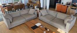 Grosses Chesterfieldsofa dunkelgrau mit 4 Kissen
