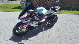 BMW S1000RR M mit Carbonfelgen und RacePro