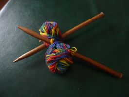 Zwei antike Stricknadeln aus Holz, sehr dick