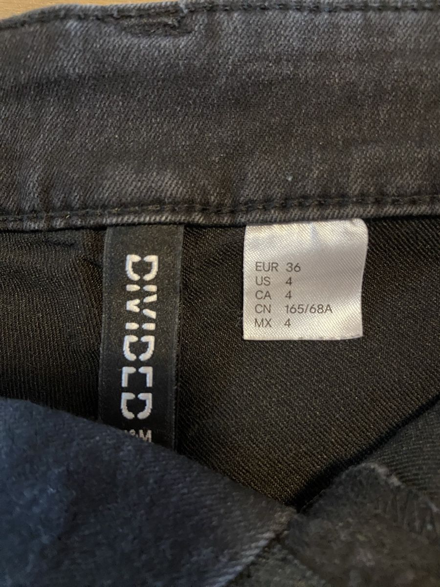 H&M Hosen: Schwarze Shorts – Gebraucht aus Ausserberg von ani_7jqv 2