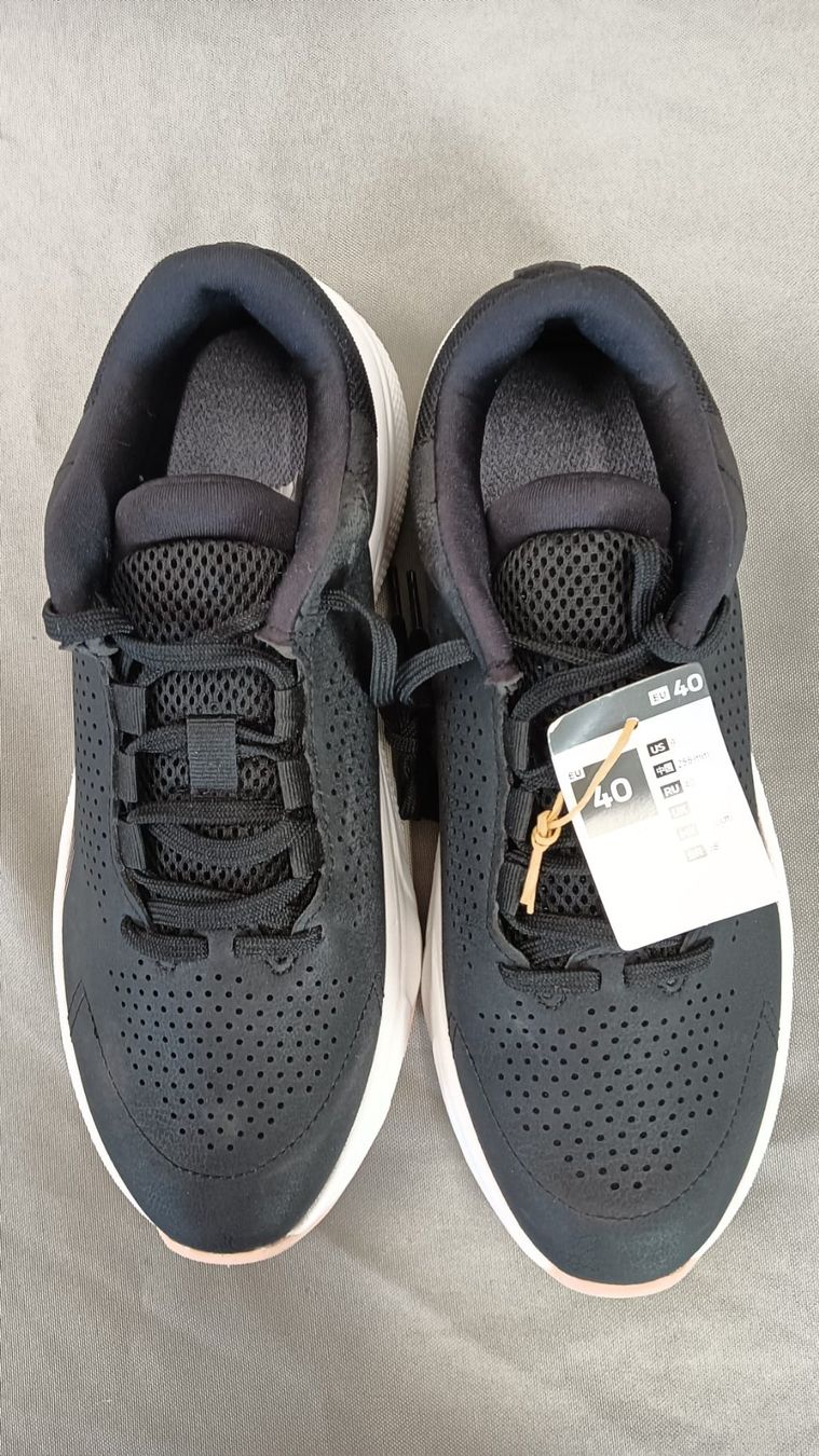 Scarpe da uomo: Baskets Decathlon Essential Icon noires taille 40 neuves – Nuovo (secondo la descrizione) da La Neuveville venduto da Nida-Baf