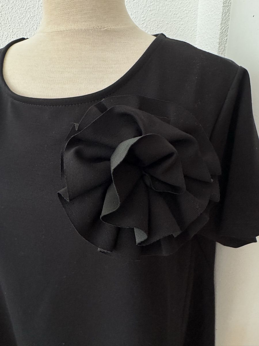 Tuniche: Tunique noire avec fleur décorative, taille unique – Usato da Morges venduto da sandy069 1