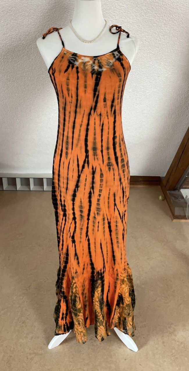 Vestiti: Sommerliches Maxikleid, Batikmuster, Orange/Schwarz, 1 Size – Nuovo (secondo la descrizione) da Klingnau venduto da vollmond36
