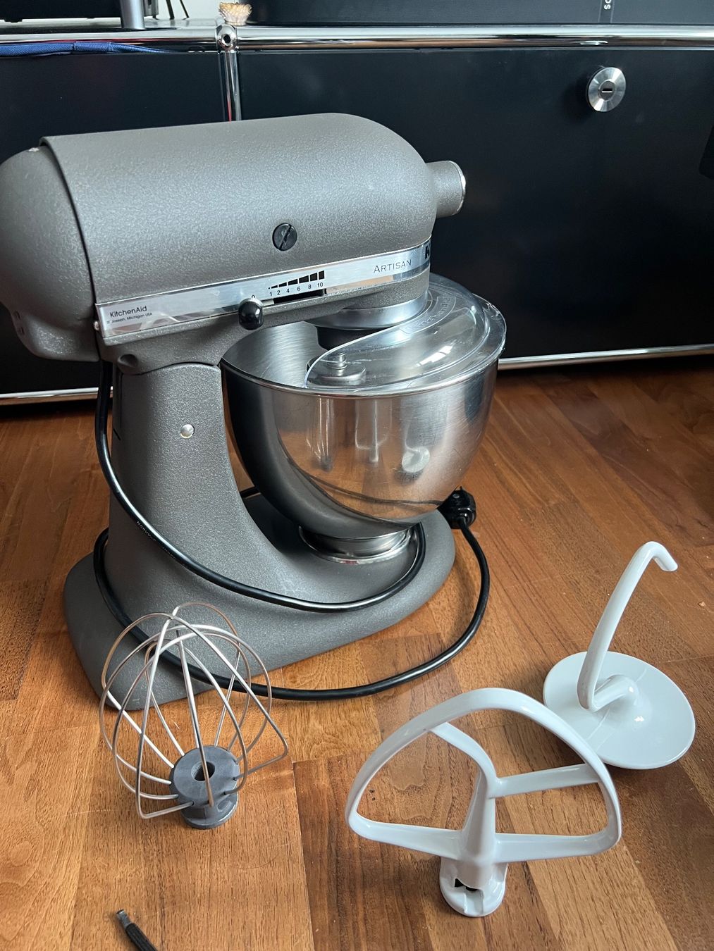 Kitchenaid Küchengeräte: KitchenAid Artisan Küchenmaschine Grau Matt – Gebraucht aus Jona von Sariksa 2