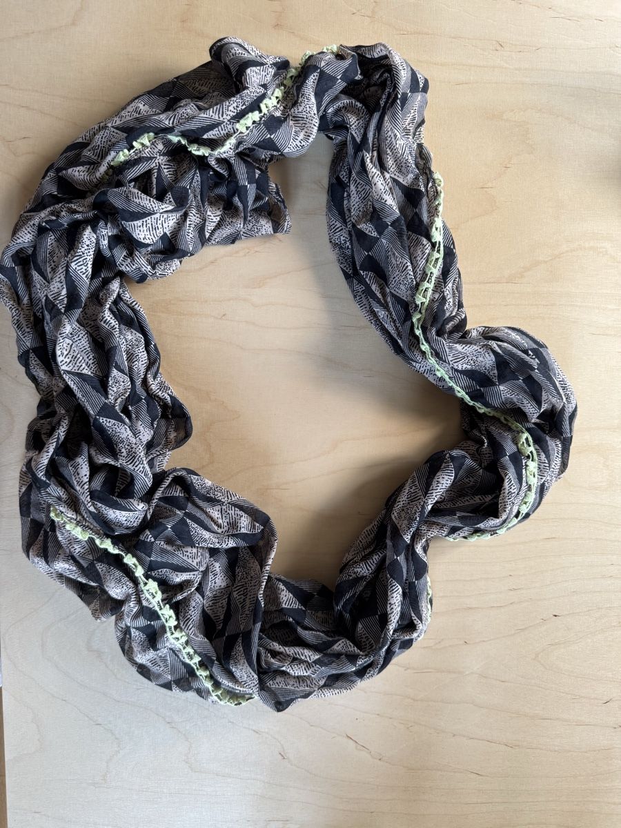 Foulard & Sciarpe: Leichter Rundschal mit Häkelrand – Usato da Zürich venduto da bergi777