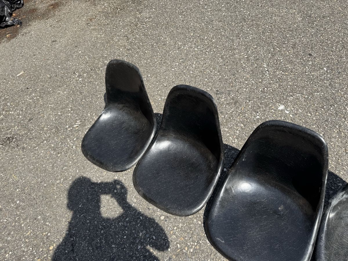 Chaises: 7 Eames Schalen Defekt ab 1.-  – D'occasion à Grenchen par Design-Outlet 3