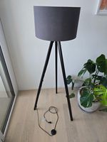 Stehlampe im modernen Tripod-Design – neuwertiger Zustand