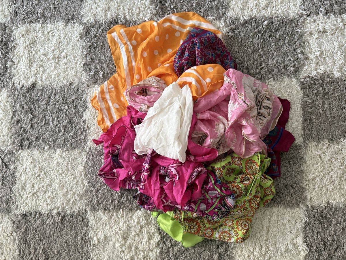 Lotti di vestiti: Carrés en soie multicolores - 6 pièces – Usato da Neuchâtel venduto da Blek7