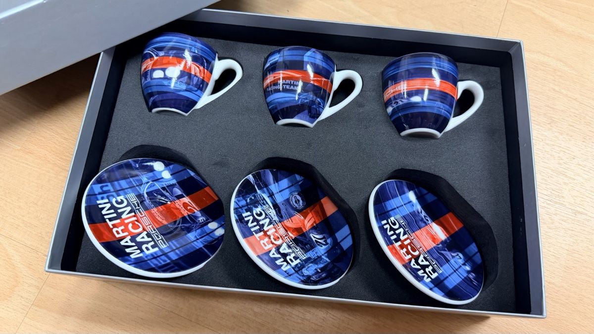 Set di piatti: Porsche / Martini Racing Cups and Saucers Set – Nuovo (secondo la descrizione) da Uitikon Waldegg venduto da AndersWohoo