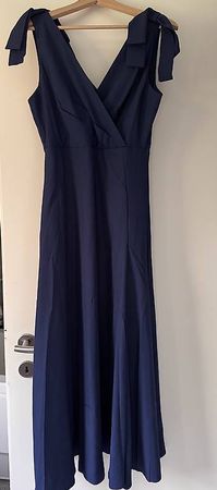 Vestito blu con fiocchetti sulle spalle