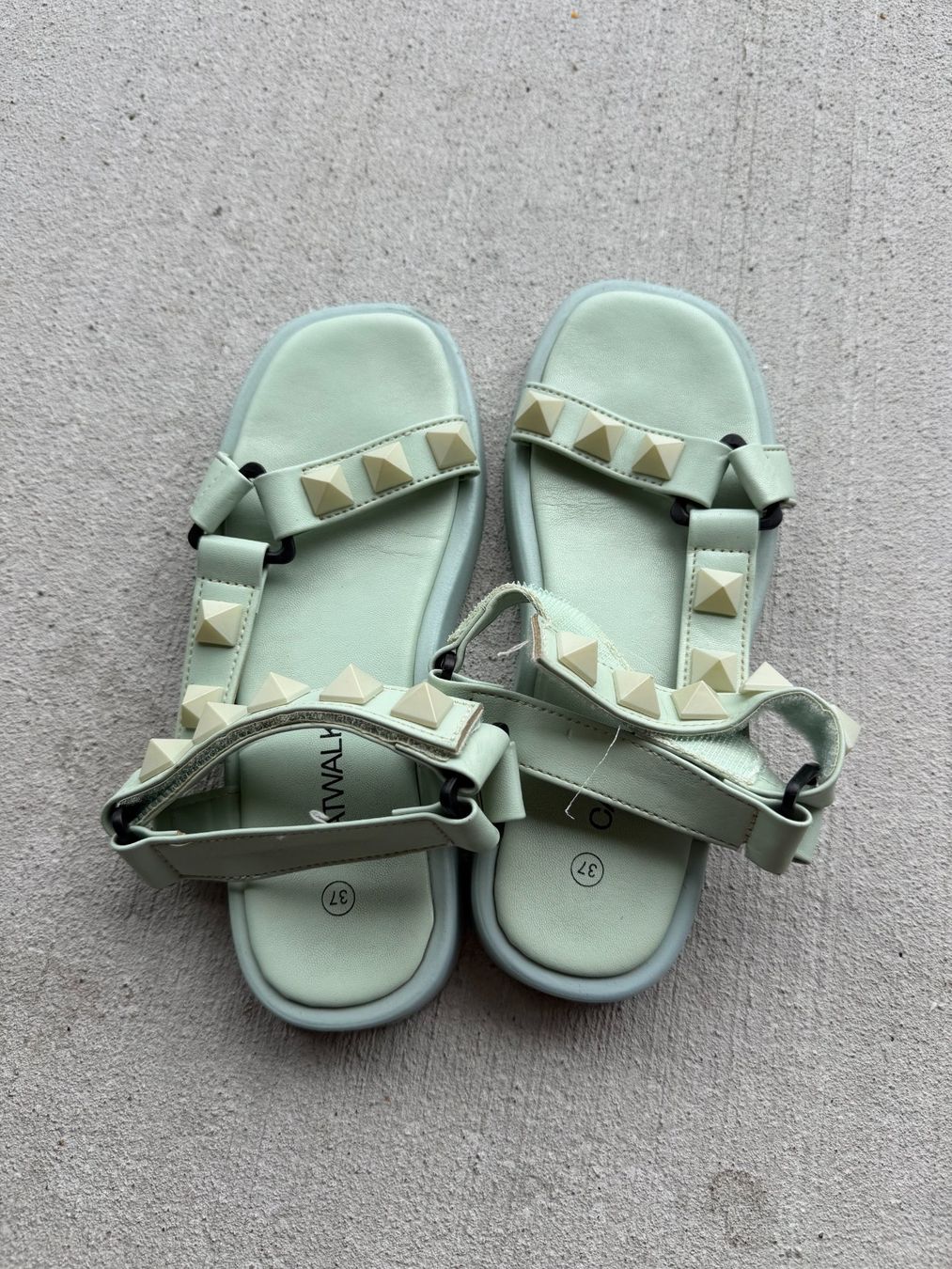 Scarpe da donna: Mintgrüne Sandalen, Gr. 37, mit Pyramiden – Usato da Riehen venduto da edu_92w7