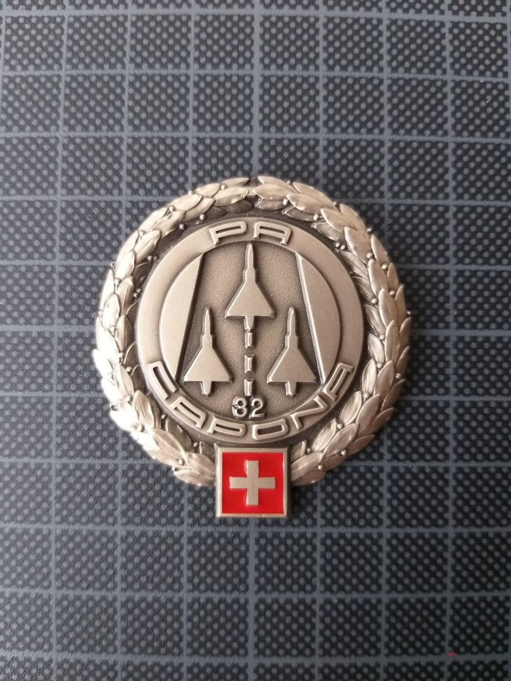 Plaketten & Abzeichen: Béretemblem Flugplatzbrigade 32 – Gebraucht aus Bauma von SwissMilitaria