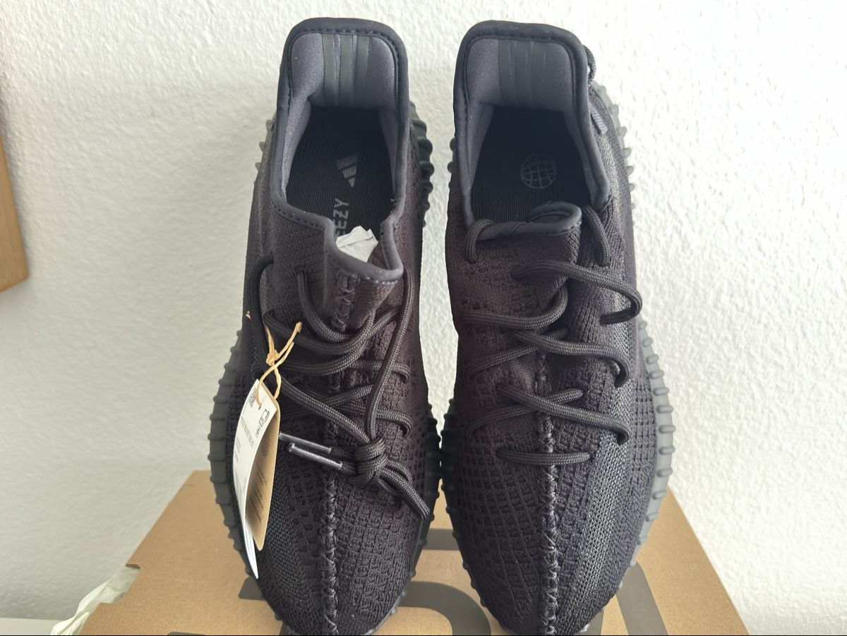 Adidas Chaussures hommes: Adidas Yeezy Boost 350 V2, Size 10, Black – Neuf (Voir description) à Urtenen-Schönbühl par ShawnHova22 1