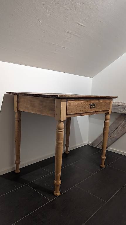 Tables: Vintage Holztisch mit Schublade  – D'occasion à Zürich par moiety 1
