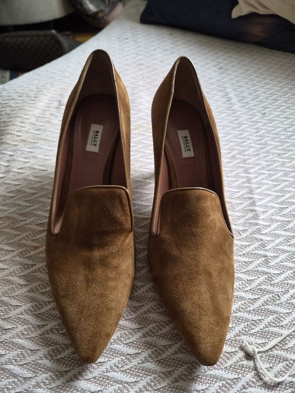Bally Chaussures femmes: BALLY schöner Wildlederpumps Gr.41 – Neuf (Voir description) à Frenkendorf par Moon111