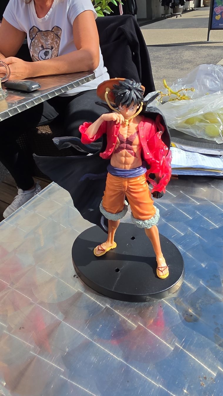 Statuette: Statuetta One Piece Monkey D. Luffy con mantello nero – Nuovo (secondo la descrizione) da Willisau venduto da max_k5fl