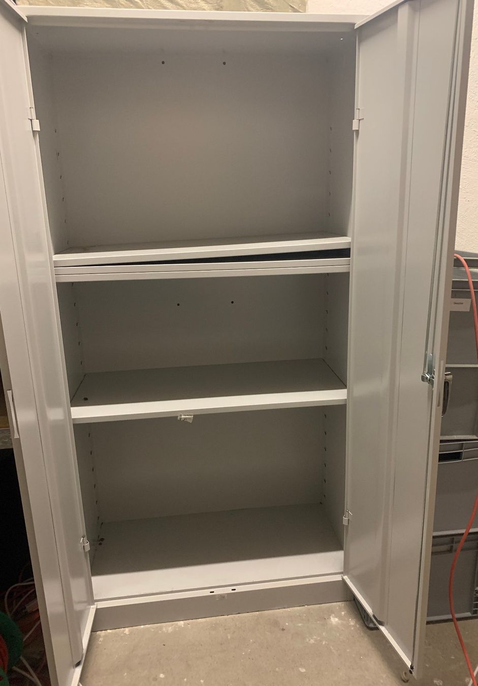 Schränke: Metallschrank: B90xT45xH180cm – Gebraucht aus Arbon von Fabii247 1
