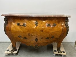 Kommode Louis XV Stil furniert mit Edelhölzern Marmorplatte